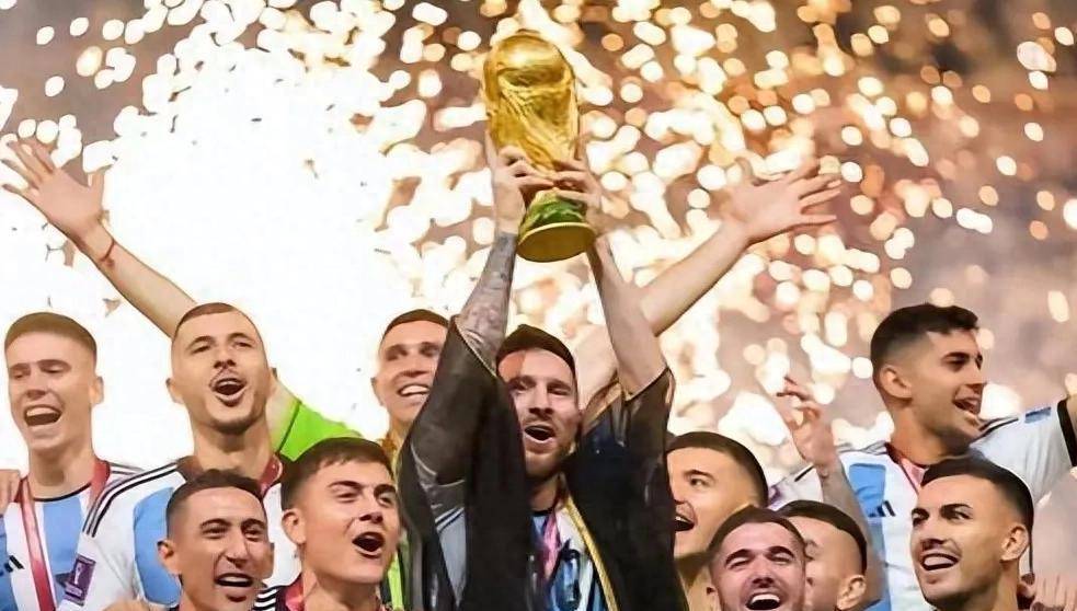 C罗GOAT保卫战，51位记者集体投票排名：梅西第一，C罗第十